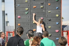 Wspinaczka na dwóch ruchomych ściankach przygotowanych dla dużych i małych to dobry zastrzyk adrenaliny i świetna zabawa. 